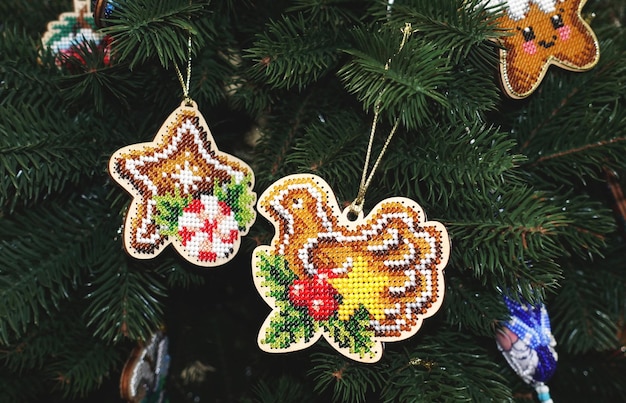 クリスマスツリーの鳥と星