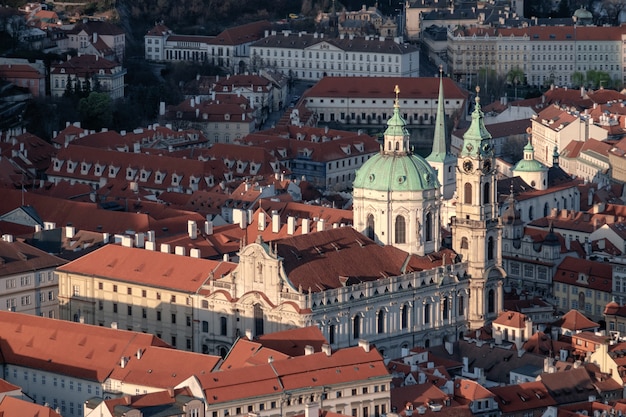 Photo bird view of st. nicolas church and prague roofs