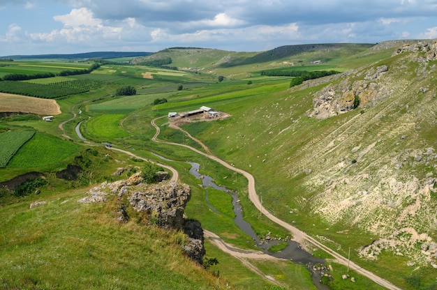 Vista dell'uccello sulla valle a nord della moldavia