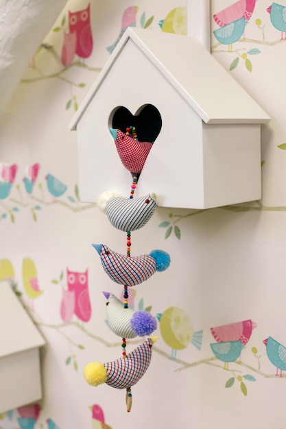 Foto birdhouse appeso al muro.