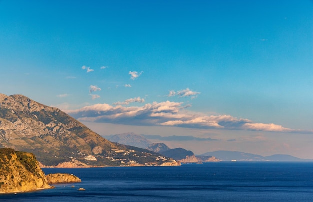 Photo birds eye view of towns of budva and becici with hotels and beaches near adriatic sea against the ba