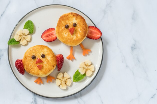 Foto frittelle di ricotta di uccelli per la colazione dei bambini