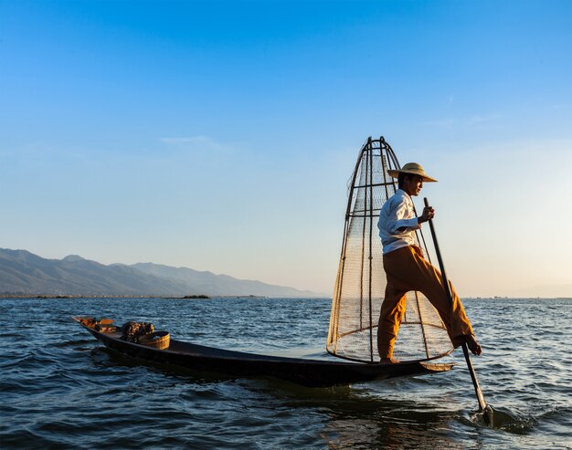 Birmaanse visser bij Inle-meer, Myanmar