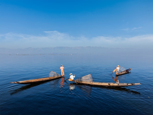 Birmaanse visser bij Inle-meer, Myanmar