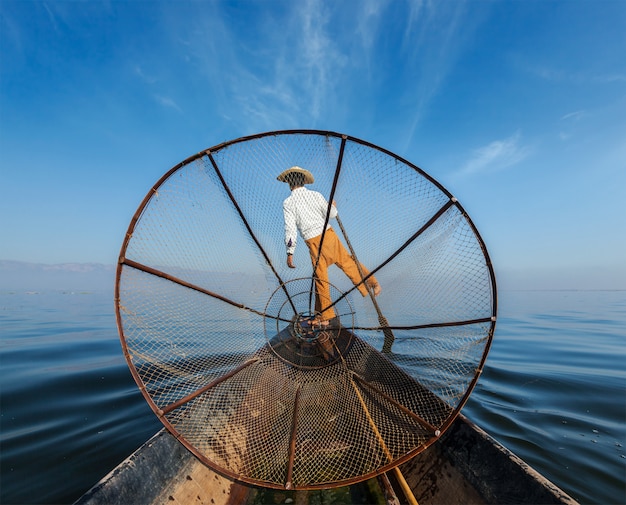 Birmaanse visser bij Inle-meer, Myanmar