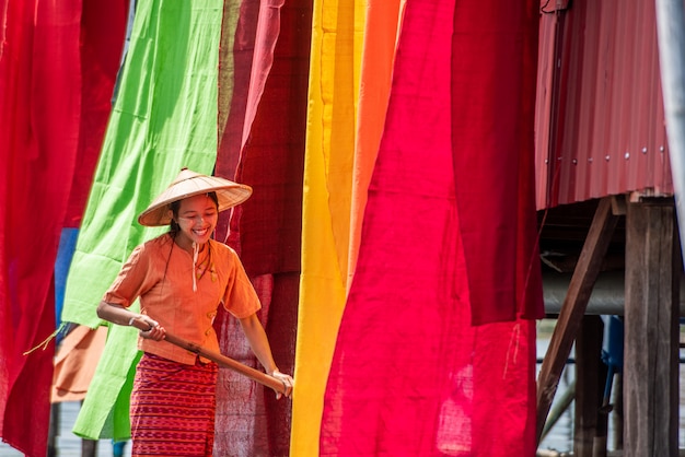 Birmese droge draad de handgemaakte kleurrijke lotusweefsels bij Inle Lake, Shan State in Myanmar.