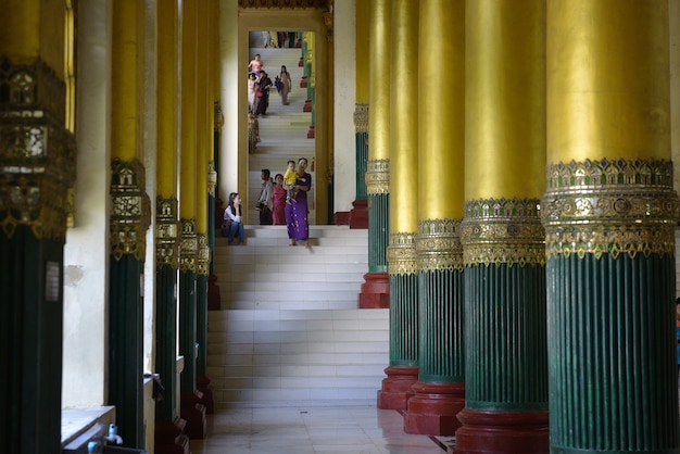 Birmese mensen in klederdracht wandel rond de beroemde shwedagon-pagode in yangon, myanmar