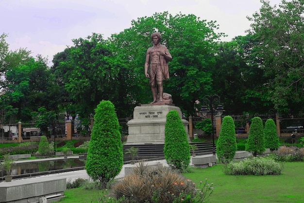 Foto birsa munda statua nel parco al coperto