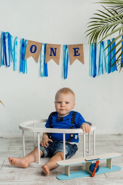 Photo the birthday boy's baby is sitting on a festive background