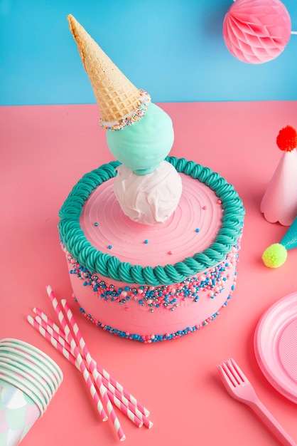 Torta di compleanno per ragazzi e ragazze con cono gelato