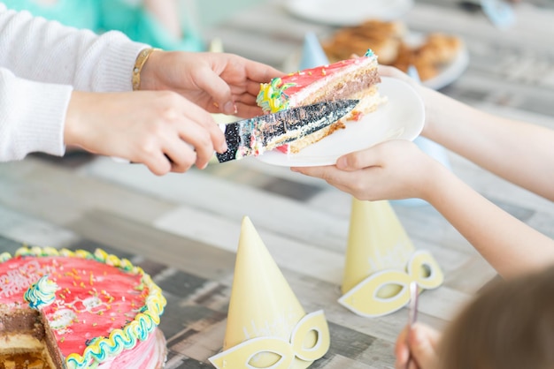 写真 バースデーケーキ 子供の喜び 室内