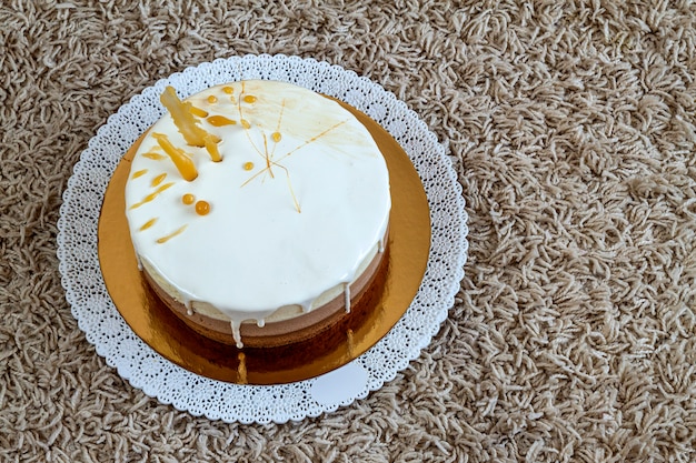 カラフルなストライプで飾られた誕生日ケーキ