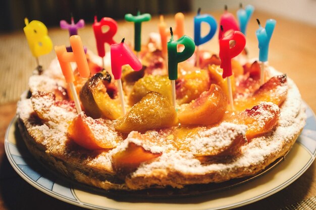 写真 テーブルの上の皿に誕生日ケーキ