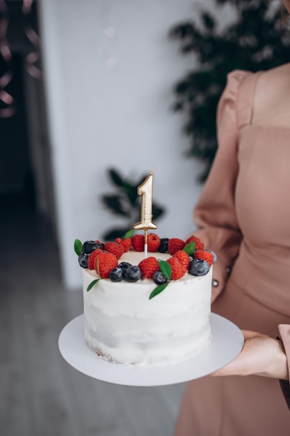 사진 딸기 라즈베리와 블루베리어린이 손으로 생일 케이크