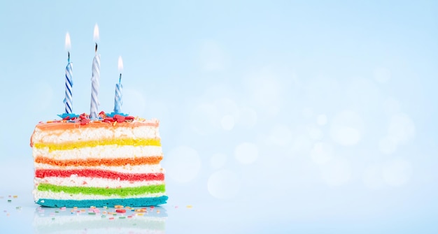 Foto torta di compleanno con candele accese su un blu