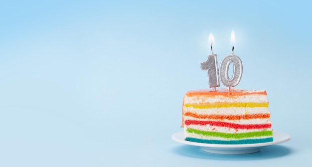 Торт на день рождения с горящими свечами номер десять