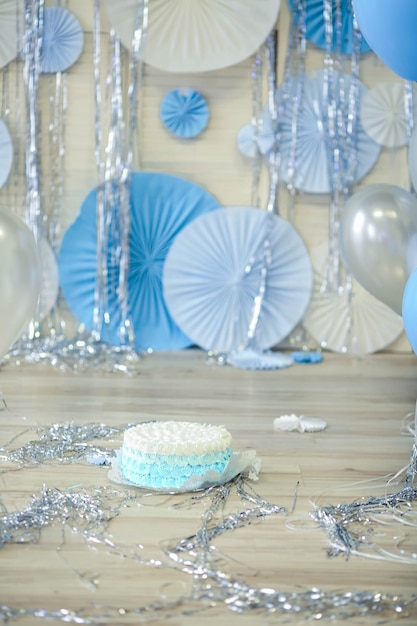 Foto torta di compleanno con un anno di candele e scatole con regali