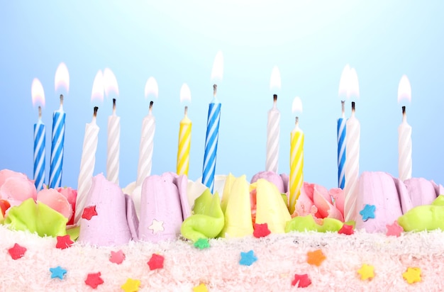 Photo birthday cake with candles on blue background
