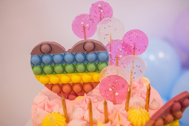 생일 케이크 촛불을 든 생일 케이크 케이크 케이크에 촛불을 얹고 휴가를 위한 케이크 케이크에 딸기를 곁들인 아름다운 흰색 케이크...