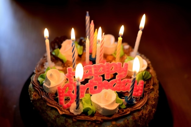 именинный торт со свечами с надписью с днем рождения