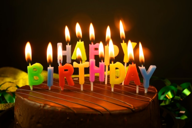 Торт ко дню рождения со свечами на желтом фоне