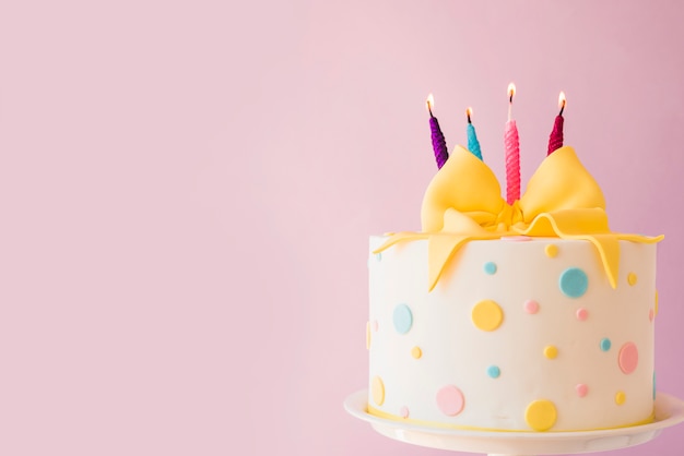 写真 キャンドルで誕生日ケーキ