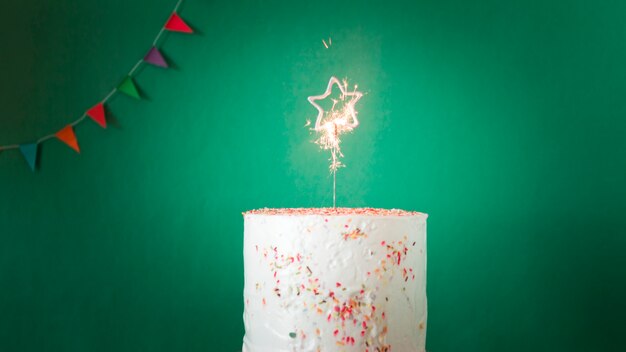 Foto torta di compleanno con sparkler illuminato