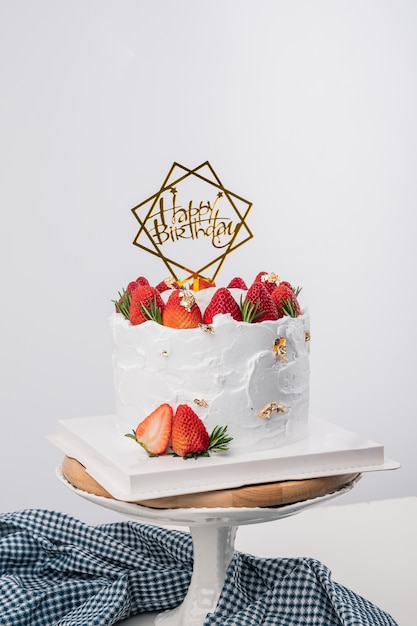 Foto torta di compleanno con fragole