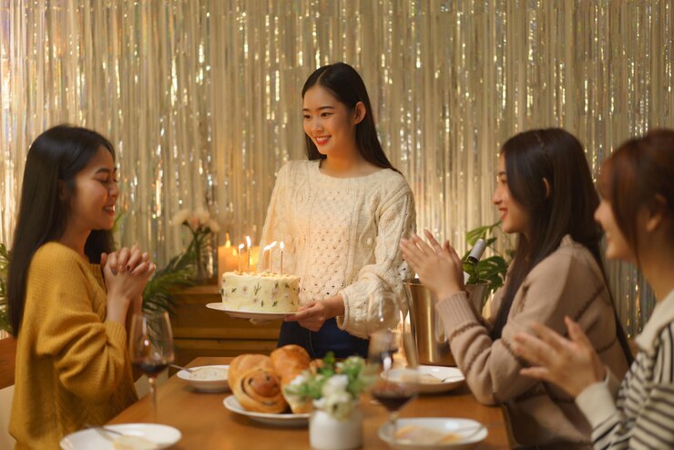 Photo 생일 축하 개념 아시아 소녀들은 친구들로부터 생일 케이크를 받으면서 소원을 빌고 있다