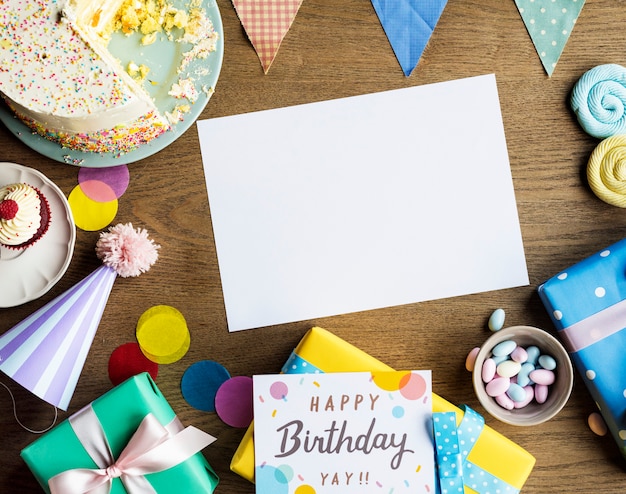 Foto la celebrazione di compleanno con il dolce presenta lo spazio della copia della carta