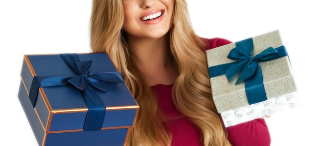 Рождественские подарки на день рождения или праздничный подарок счастливой женщине, держащей подарочные коробки на белом фоне