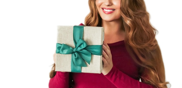 흰색 배경에 격리된 녹색 선물 또는 고급 미용 상자 구독 배달을 들고 있는 생일 크리스마스 또는 휴일 선물 행복한 여자