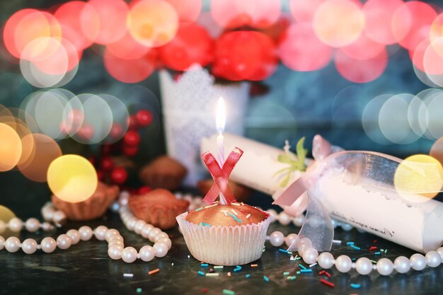 촛불 보케와 생일 컵 케이크
