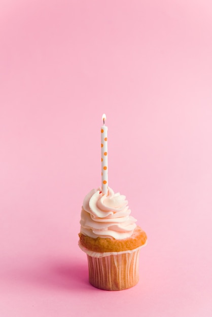 Photo birthday cupcake with candle