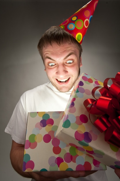 Photo birthday man opening gift box