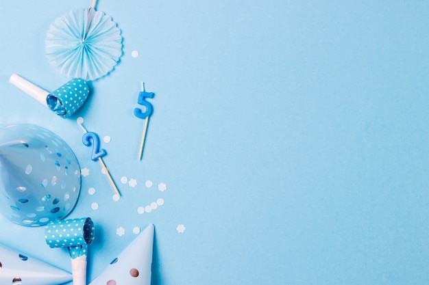 Фото День рождения синий фон с различными праздничными аксессуарами.