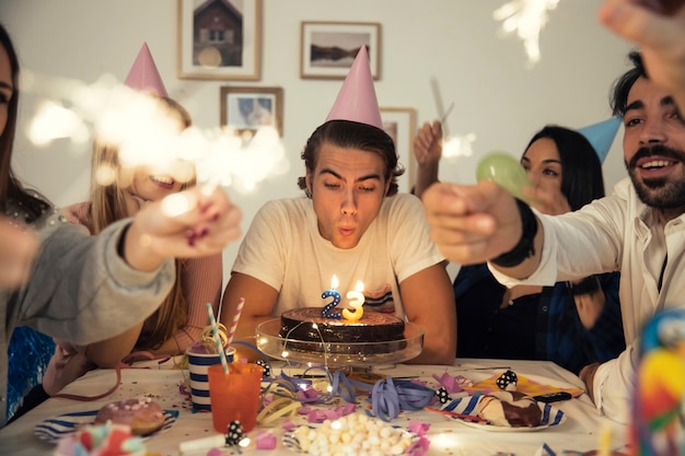 Concetto di festa di compleanno con la torta