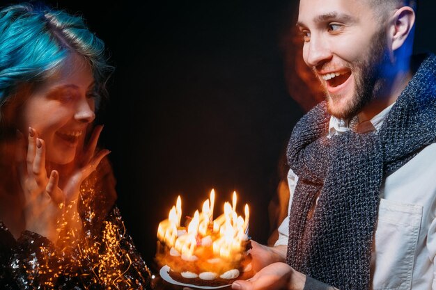 誕生日パーティー幸せなカップルのお祝いのパン屋さんの休日