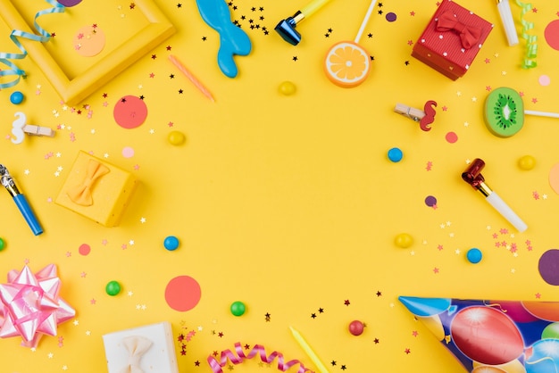 Foto gli oggetti della festa di compleanno incorniciano la vista superiore