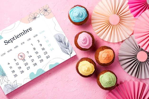 Promemoria di compleanno in calendario e cupcakes