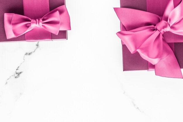 생일 결혼식과 만나고 브랜딩 개념 대리석 배경에 실크 활과 분홍색 선물 상자 소녀 b ...