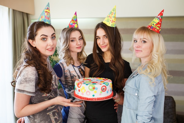 Compleanno, womans in posa con la torta per il compleanno.