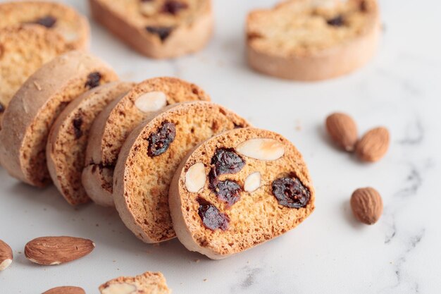 Biscotti cantucci koekjes met amandel en cranberry op witte achtergrond