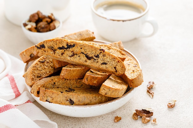 Biscotti-koekjes met gedroogde cranberry-walnoten en een kopje koffie