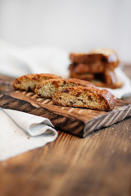 biscotti koekjes op een houten ondergrond