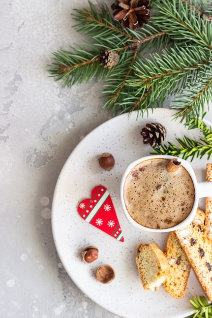 Biscotti met hazelnoten en een kopje koffie