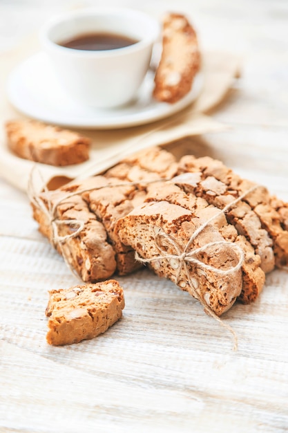 Biscotti op een lichte achtergrond. Lekker ontbijt. Selectieve aandacht.