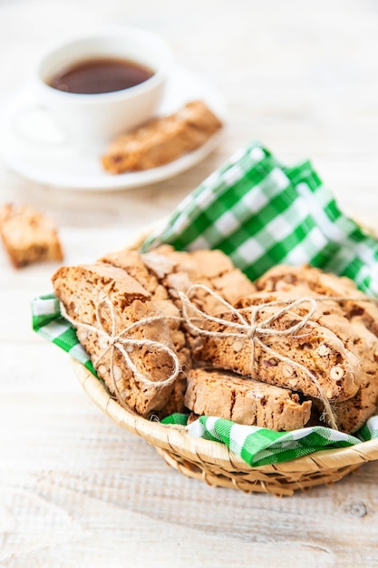 Biscotti op tafel voor thee Selectieve focus Eten