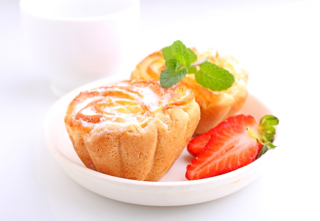 Biscuit cakes with curd filling decorated with strawberries and mint