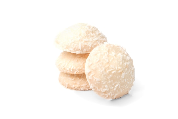 Бисквитное печенье с кокосовой начинкой, изолированной на белом.
